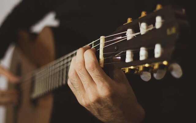 closeup_hands_playing_classical_guitar