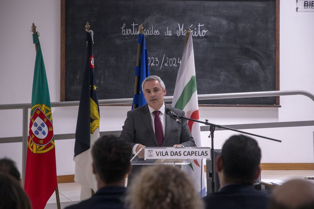 Pedro Nascimento Cabral felicita 80 alunos de mérito da EBI de Capelas