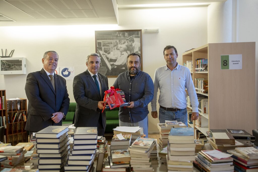 Câmara enriquece acervo da biblioteca da Escola Domingos Rebelo com novos livros