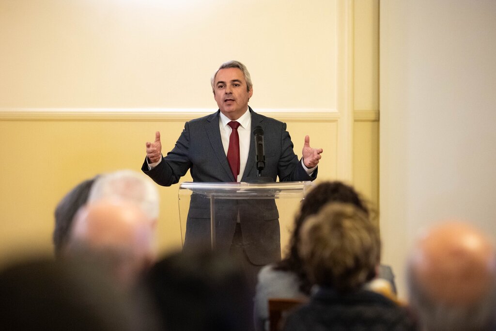 “Publicar um livro é um ato de generosidade e um contributo irrefutável à nossa cultura” afirma P...