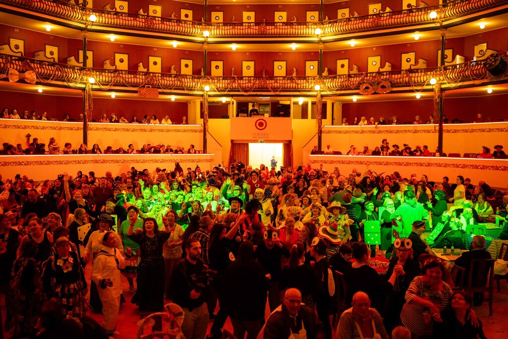 700 idosos de todo o concelho festejam o Carnaval no Coliseu Micaelense