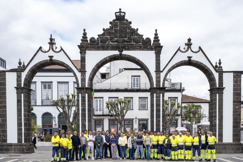 Câmara Municipal de Ponta Delgada reforça ação de limpeza e recolha de resíduos durante as Festas...
