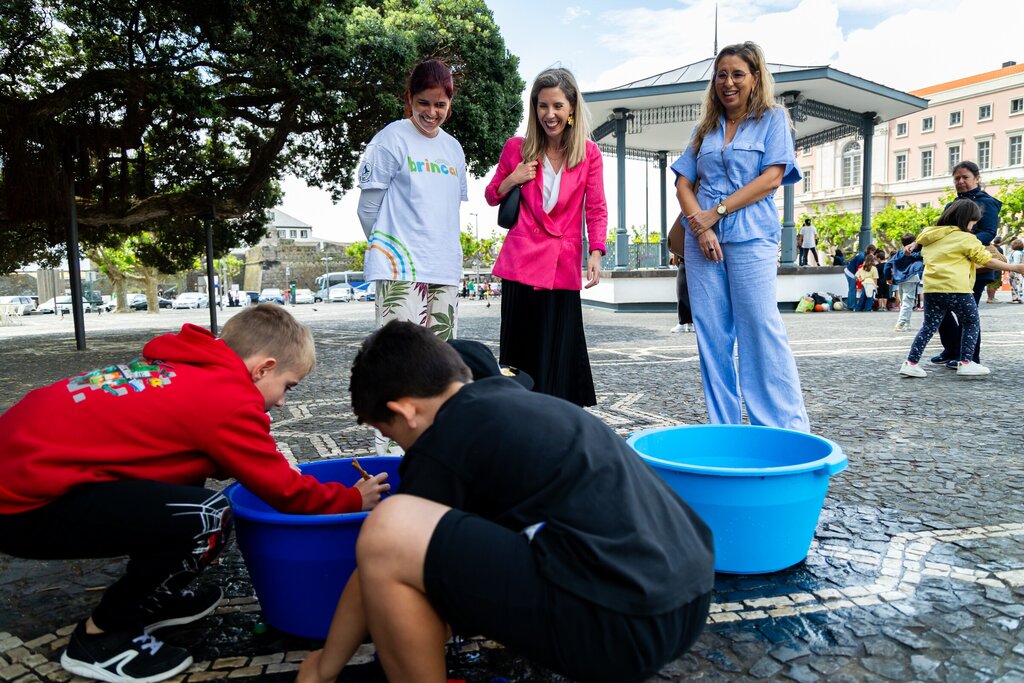  “Brincar ao ar livre é vital para o desenvolvimento saudável das crianças”, afirma Cristina do C...