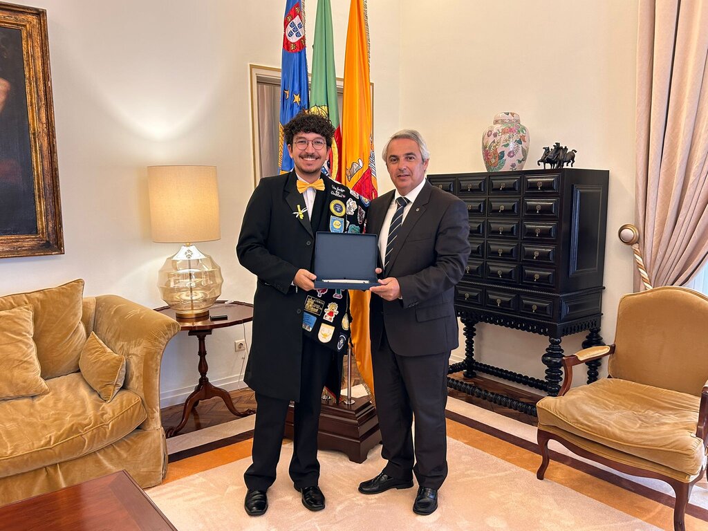 Pedro Nascimento Cabral presenteia Enf’in Tuna com placa evocativa do seu 20.º aniversário