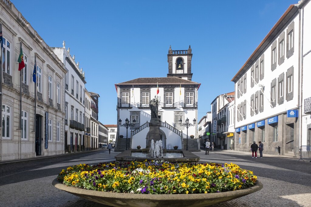 Câmara Municipal de Ponta Delgada realoja famílias desalojadas por incêndio nos Arrifes
