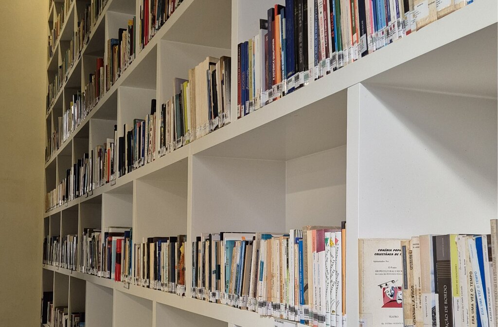 Estante livros da Biblioteca Municipal